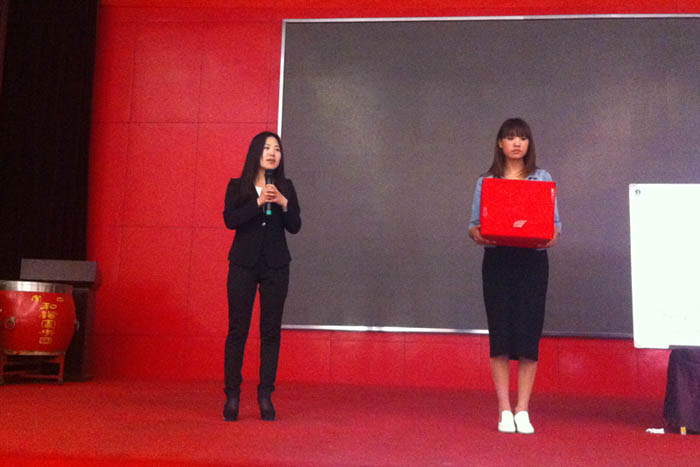 馬經(jīng)理上臺介紹公司業(yè)務(wù)